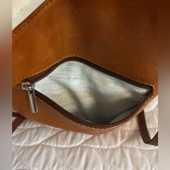 Elegant Tan Leather Shoulder Bag - Picture 4 of 9